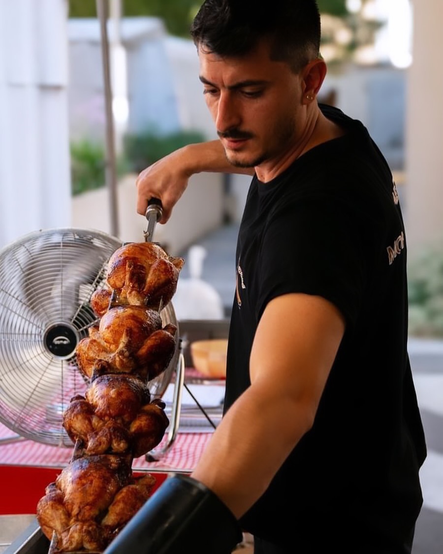 Alexis Constantin à la broche, surveillant la cuisson des poulets